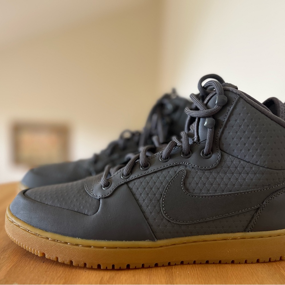Court Borough Mid Winter 'Grey Gum'